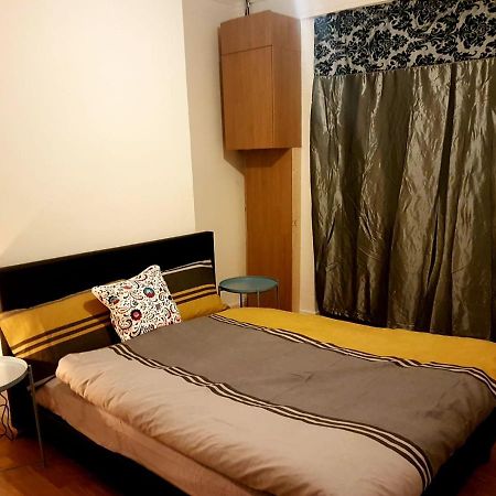 Budget House In Gants Hill Bed and Breakfast Ilford Exteriör bild