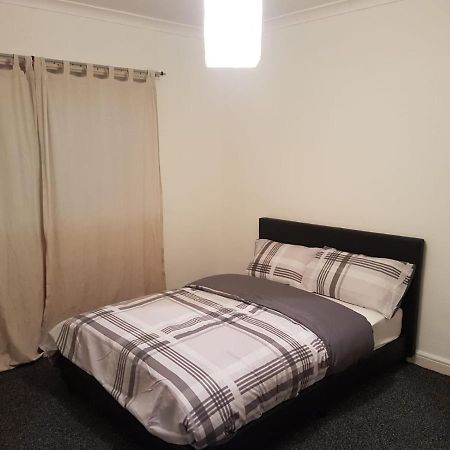 Budget House In Gants Hill Bed and Breakfast Ilford Exteriör bild