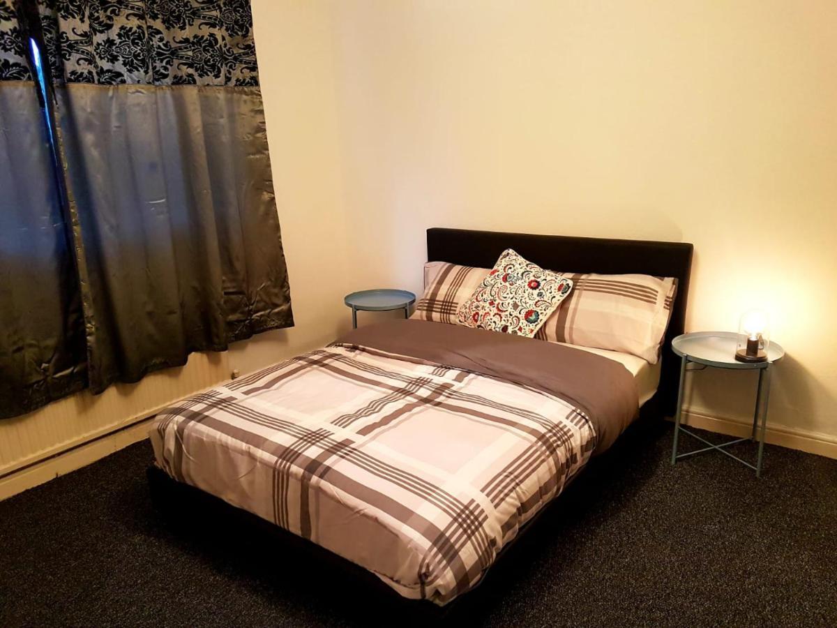 Budget House In Gants Hill Bed and Breakfast Ilford Exteriör bild