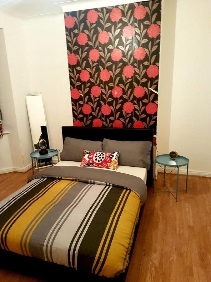 Budget House In Gants Hill Bed and Breakfast Ilford Exteriör bild