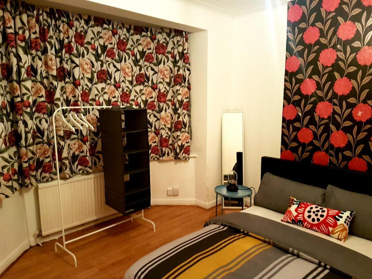 Budget House In Gants Hill Bed and Breakfast Ilford Exteriör bild
