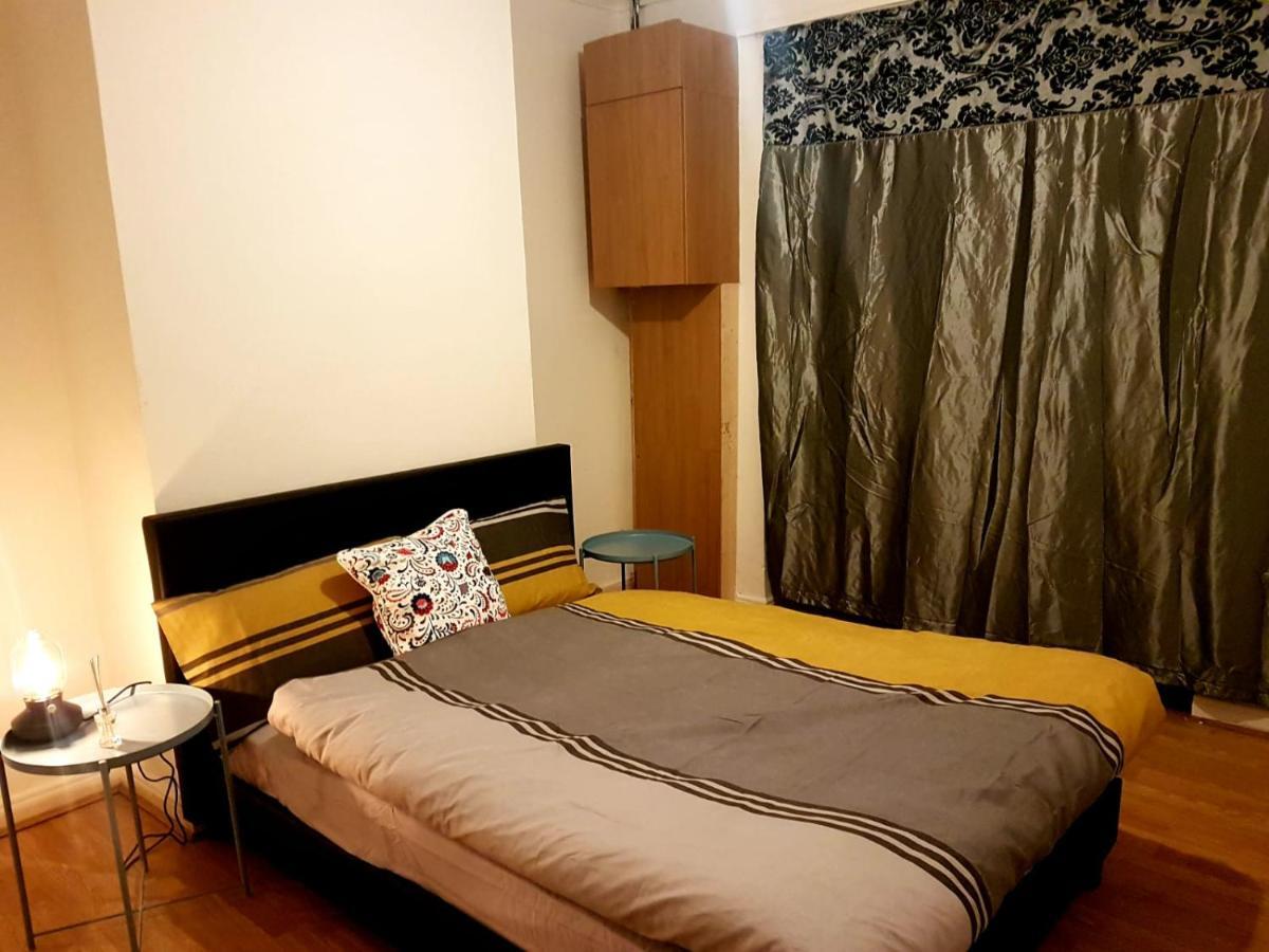 Budget House In Gants Hill Bed and Breakfast Ilford Exteriör bild