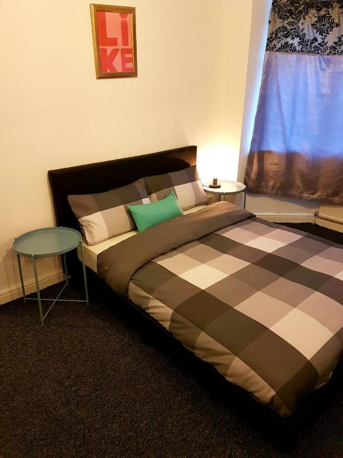 Budget House In Gants Hill Bed and Breakfast Ilford Exteriör bild