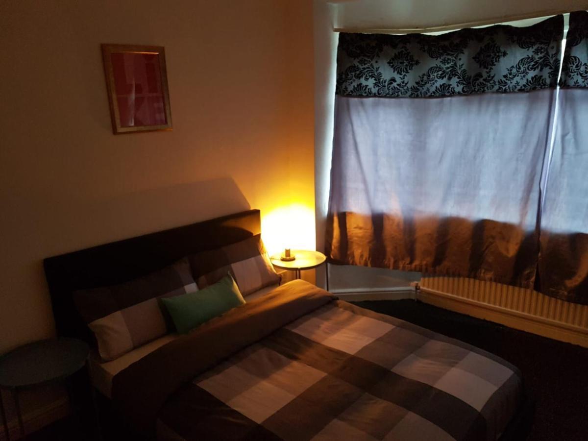 Budget House In Gants Hill Bed and Breakfast Ilford Exteriör bild