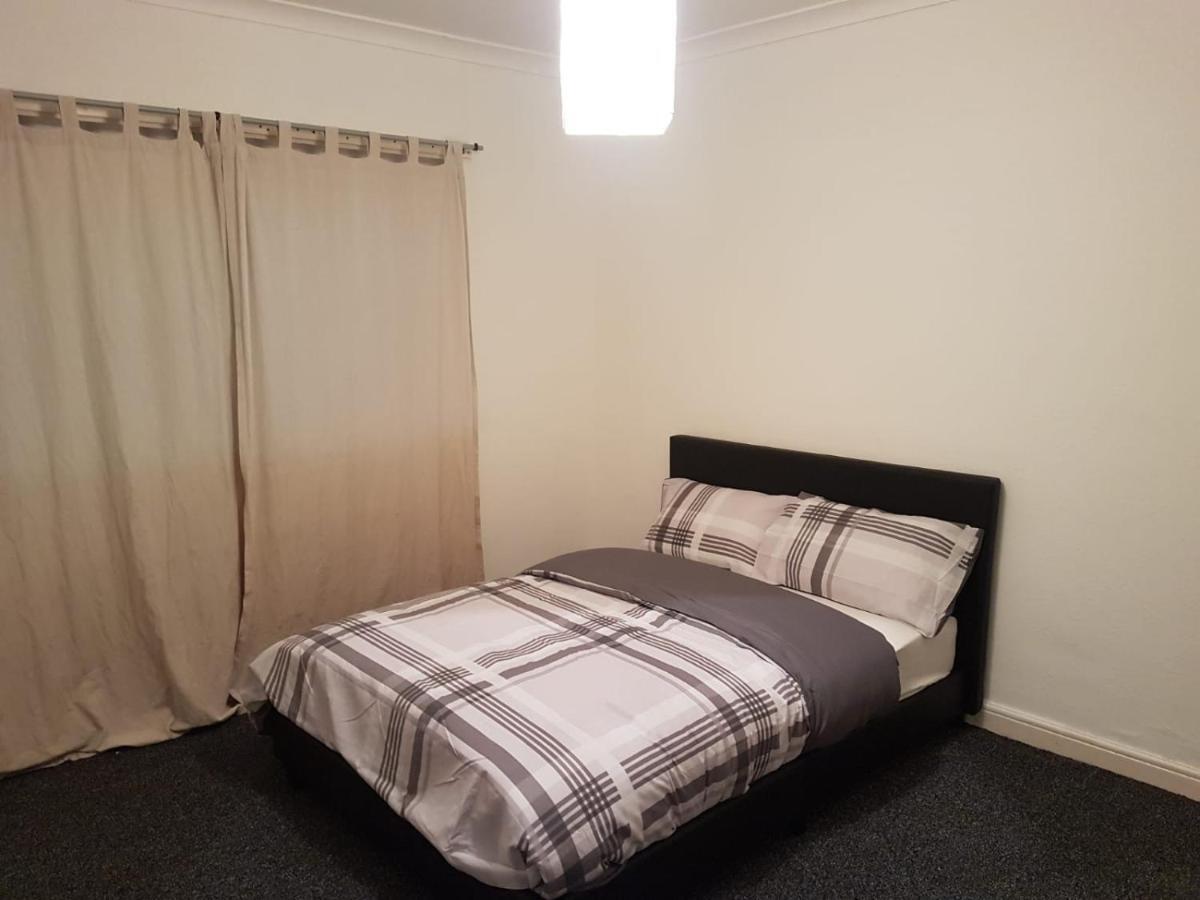 Budget House In Gants Hill Bed and Breakfast Ilford Exteriör bild