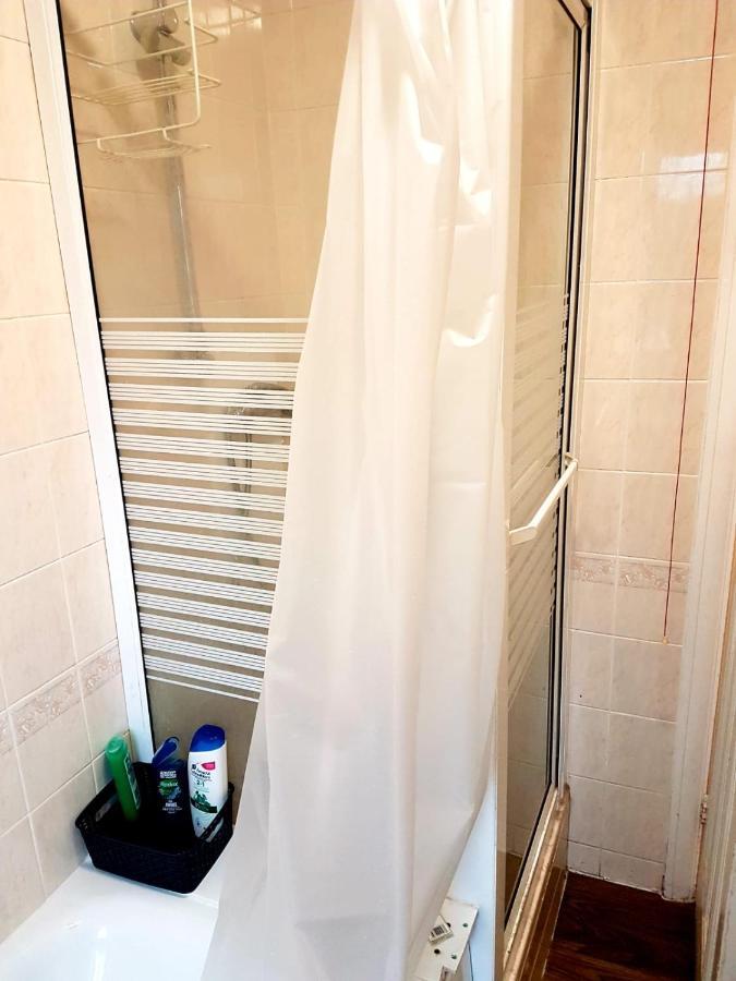 Budget House In Gants Hill Bed and Breakfast Ilford Exteriör bild