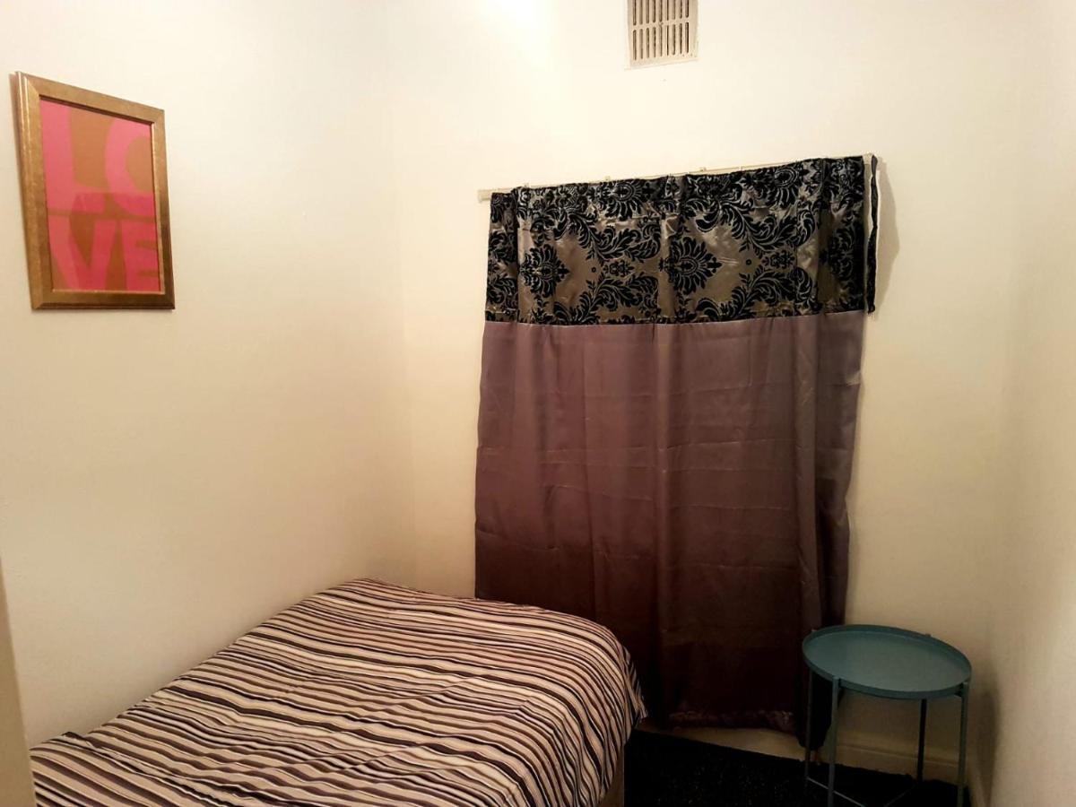 Budget House In Gants Hill Bed and Breakfast Ilford Exteriör bild