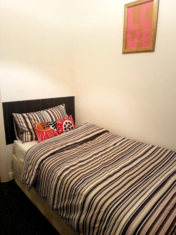 Budget House In Gants Hill Bed and Breakfast Ilford Exteriör bild