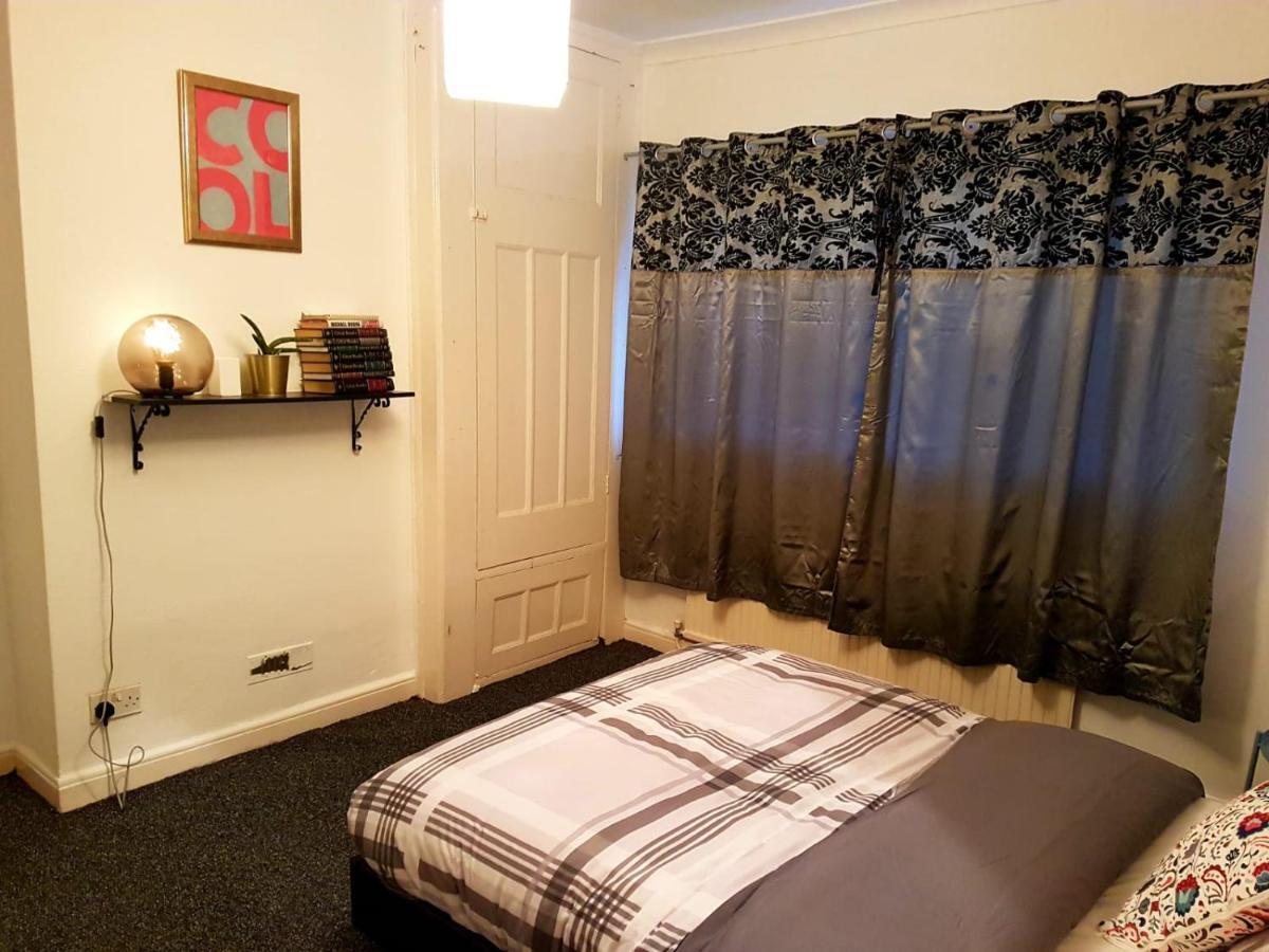 Budget House In Gants Hill Bed and Breakfast Ilford Exteriör bild