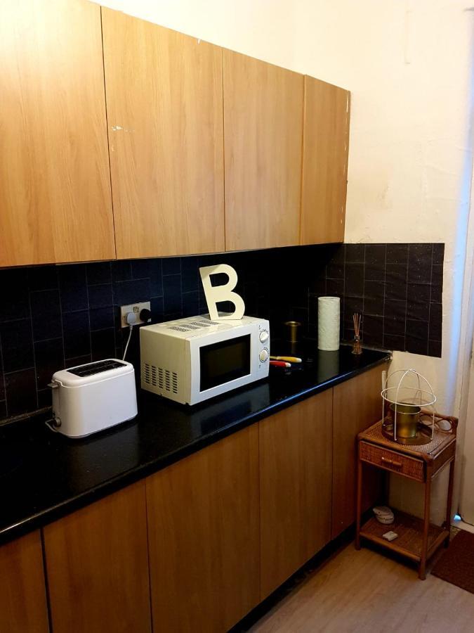 Budget House In Gants Hill Bed and Breakfast Ilford Exteriör bild
