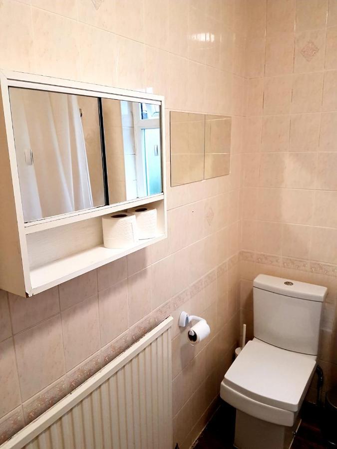 Budget House In Gants Hill Bed and Breakfast Ilford Exteriör bild