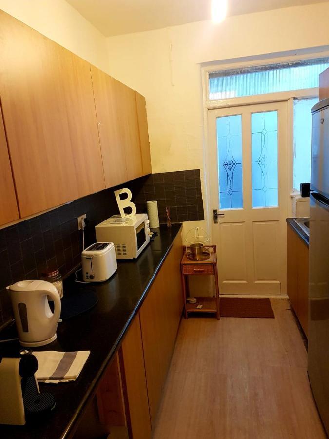 Budget House In Gants Hill Bed and Breakfast Ilford Exteriör bild
