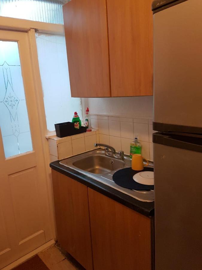 Budget House In Gants Hill Bed and Breakfast Ilford Exteriör bild