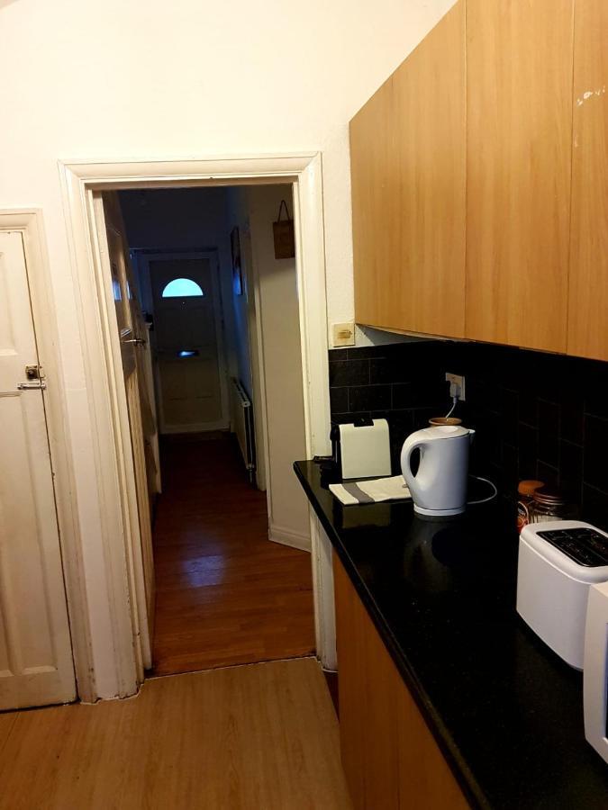 Budget House In Gants Hill Bed and Breakfast Ilford Exteriör bild