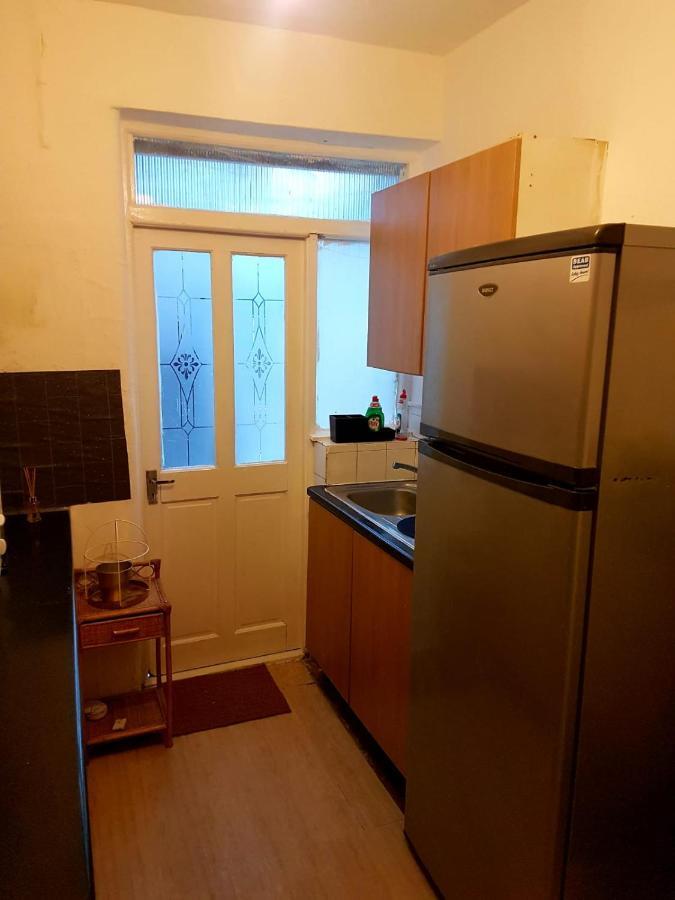 Budget House In Gants Hill Bed and Breakfast Ilford Exteriör bild