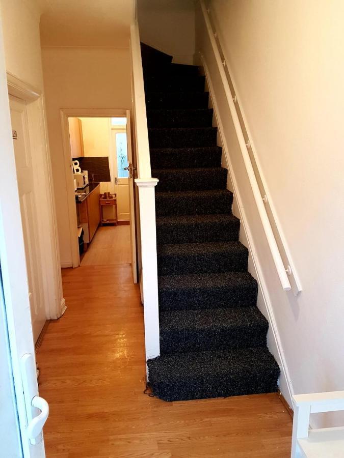 Budget House In Gants Hill Bed and Breakfast Ilford Exteriör bild